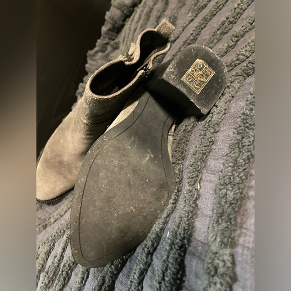 Beautiful Gray Suede Ankle Boots Sz 7 LK NEW - Picture 3 of 4